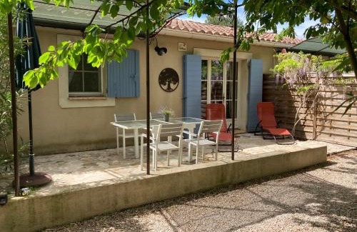 Loriol-du-Comtat House | Experience Le Mas Mérindol Gîte Cerise with Ocean Views