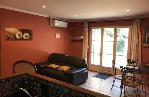 Loriol-du-Comtat House | Experience Le Mas Mérindol Gîte Cerise with Ocean Views