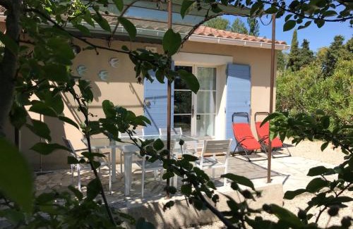 Loriol-du-Comtat House | Pet-Friendly Le Mas Mérindol Gîte with Oceanfront Pool