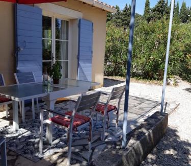 Loriol-du-Comtat House | Pet-Friendly Le Mas Mérindol Gîte with Oceanfront Pool