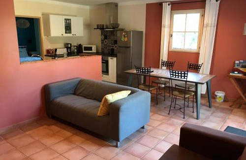 Loriol-du-Comtat House | Pet-Friendly Le Mas Mérindol Gîte with Oceanfront Pool