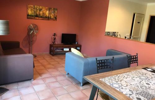 Loriol-du-Comtat House | Pet-Friendly Le Mas Mérindol Gîte with Oceanfront Pool