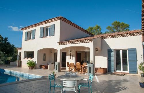 Lorgues Bed & Breakfast | Relax at Le Mas Pinède with Oceanfront Pool & Spa