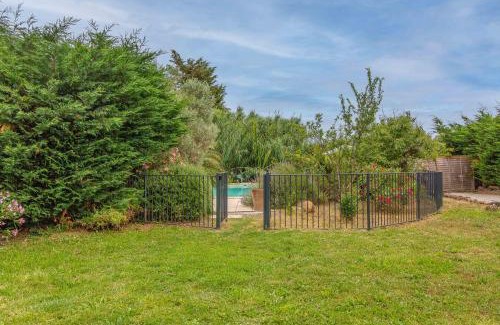 Villeneuve-les-Montreal House | Discover Le Mas Rose: Family-Friendly with Pool & Kitchen