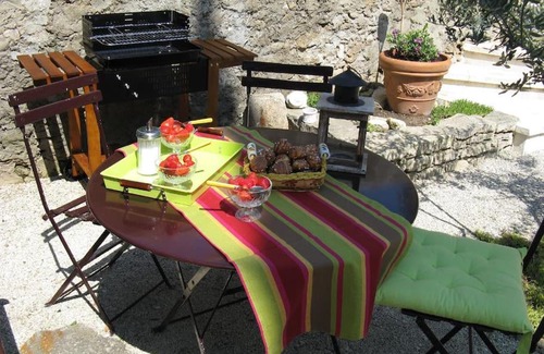 Maubec Apartment | Relax at Le Maset des Aires with Luberon Views & Hot Tub