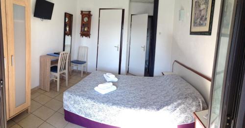 Saintes-Maries-de-la-Mer Hotel | Inviting Le Maset: Oceanfront Stay with Pool & Pet-Friendly