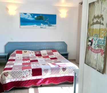 Saintes-Maries-de-la-Mer Hotel | Inviting Le Maset: Oceanfront Stay with Pool & Pet-Friendly