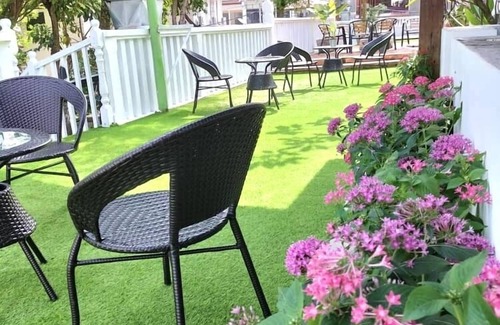 Downtown George Town Cottage | Discover Le Meilleur: Family-Friendly with Breakfast Included