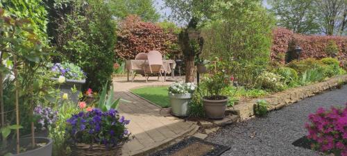 Lacuisine House | Pet-Friendly Le Memagne with Oceanfront Views & Dining