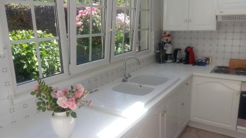 Lacuisine House | Pet-Friendly Le Memagne with Oceanfront Views & Dining