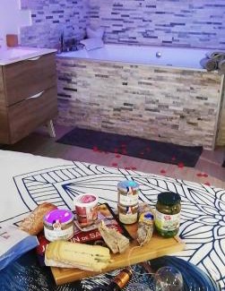 Le Cendre Apartment | Relaxing Retreat at Le Menhir with Jacuzzi & Family-Friendly Amenities