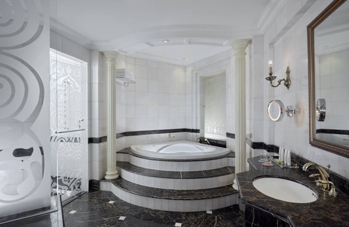 Ajyad Hotel | Discover Le Meridien Makkah: 5-Star Comfort Awaits