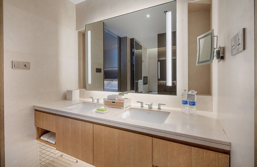 He Ping Hotel | Elegant Le Meridien Shenyang with Pool & Spa Amenities