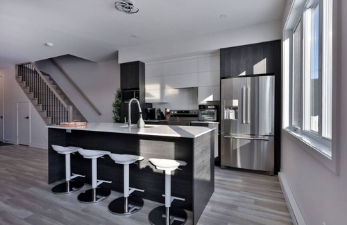 Mirabel House | Top-Rated 3 Bedroom Townhouse in Mirabel with Breakfast
