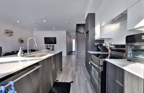 Mirabel House | Top-Rated 3 Bedroom Townhouse in Mirabel with Breakfast
