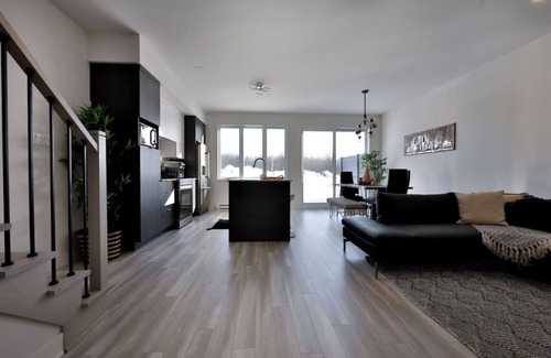Mirabel House | Top-Rated 3 Bedroom Townhouse in Mirabel with Breakfast