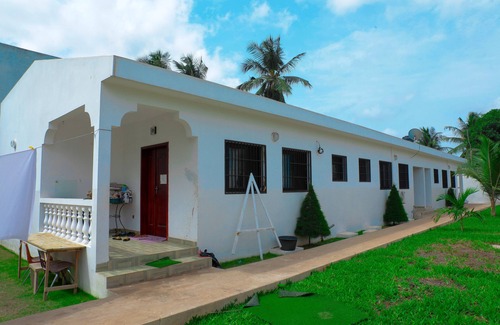 Lome House | Modern Le Miami Apartment with WIFI & Family-Friendly Amenities