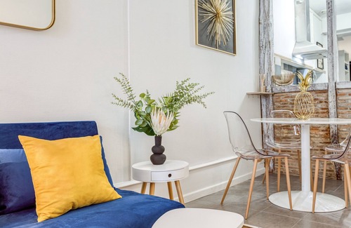 Chateauroux Apartment | Stylish Le Monocle Apartment with Spa & Breakfast in City Center