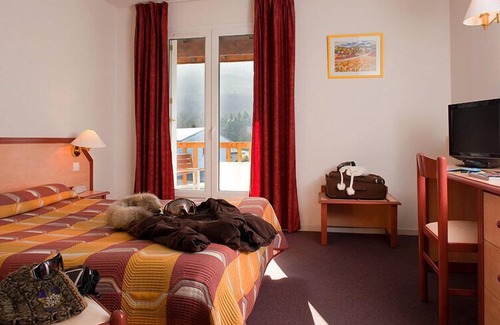 Esquieze-Sere Hotel | Discover Le Montaigu: Family-Friendly Stay with Spa