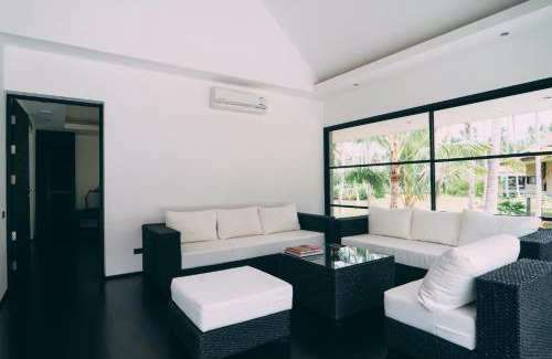 Taling Ngam Resort | Relax at Le Motu: Oceanfront Bliss with Pool & Breakfast