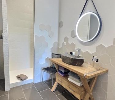 Montreal-la-Cluse Bed & Breakfast | Cozy Le Moulin Chambres hôtes with Oceanfront Pool Access