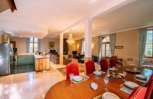 Mezin House | Discover Le Moulin du Pont: Ocean Views & Family Amenities