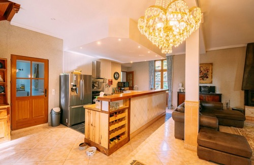 Mezin House | Discover Le Moulin du Pont: Ocean Views & Family Amenities