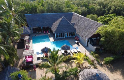 Djamandjary Hotel | Cozy Le Moya Beach: Oceanfront Escape with Pool & Pets Welcome
