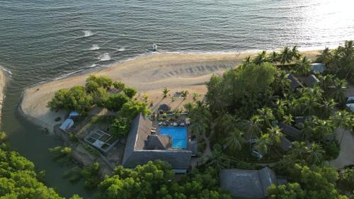 Djamandjary Hotel | Cozy Le Moya Beach: Oceanfront Escape with Pool & Pets Welcome