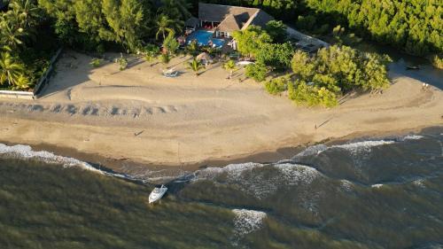 Djamandjary Hotel | Cozy Le Moya Beach: Oceanfront Escape with Pool & Pets Welcome