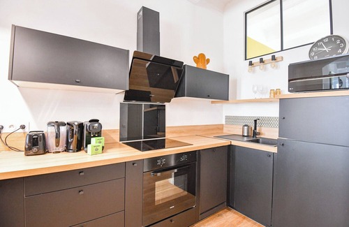 Noailles Apartment | Elegant Le Musée: Modern Apartment Near Vieux Port