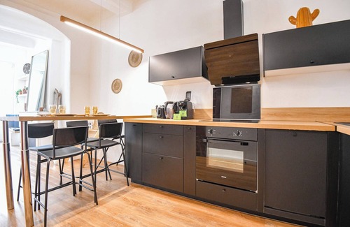 Noailles Apartment | Elegant Le Musée: Modern Apartment Near Vieux Port