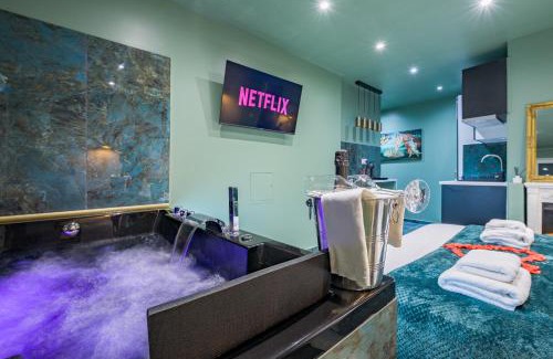 Montgeron Apartment | Indulge at Le Musée d’Aphrodite with Jacuzzi & Family Fun