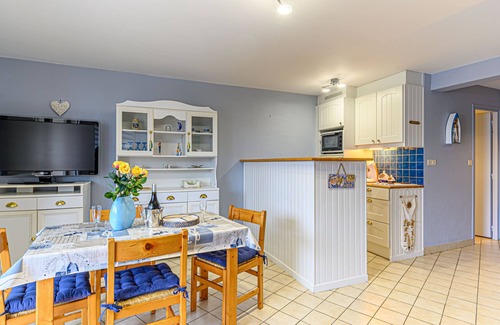 Locmariaquer Apartment | Relaxing Oceanfront Retreat at Le Nautilus by Interhome