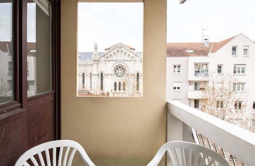 Villette Gare Apartment | Discover Le Nazareth: Balcony, Garage & Perfect Rating!