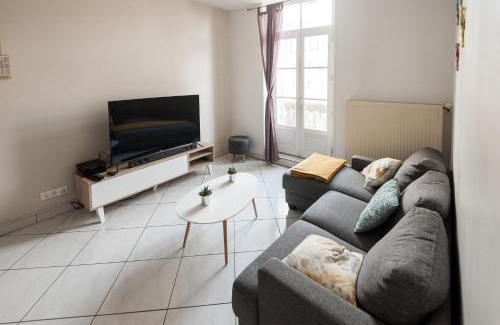 Poitiers Apartment | Family-Friendly Le Neptune: Spacious 3-Bedroom Apartment