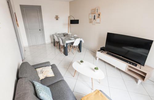 Poitiers Apartment | Family-Friendly Le Neptune: Spacious 3-Bedroom Apartment