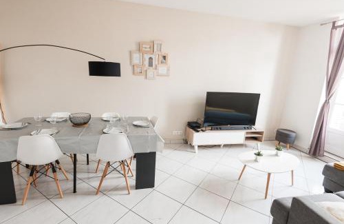 Poitiers Apartment | Family-Friendly Le Neptune: Spacious 3-Bedroom Apartment