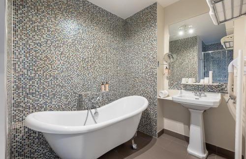 Batignolles Hotel | Family-Friendly Stay at Le Nest by Sweet Inn - 4 Star