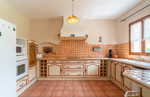 Malemort-du-Comtat House | Relax at Le Nichoir: Poolside Bliss Near Ventoux