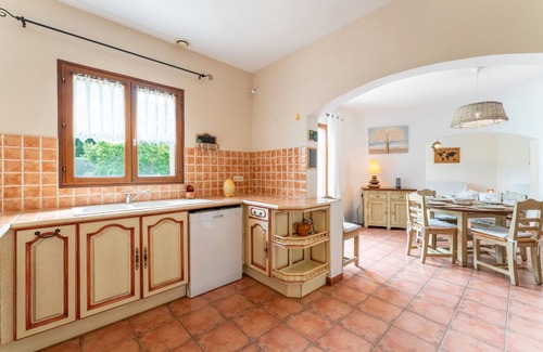 Malemort-du-Comtat House | Relax at Le Nichoir: Poolside Bliss Near Ventoux