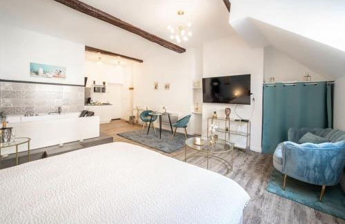 Centre Apartment | Experience Romance at Le Nid d'Amour Éternel Hotel