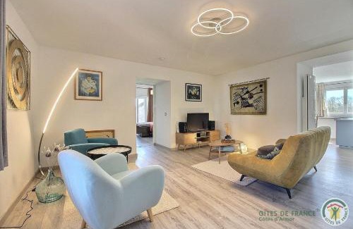 Bourbriac House | Oceanfront Getaway at Le nid d'hirondelles for Families