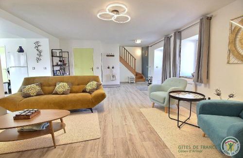 Bourbriac House | Oceanfront Getaway at Le nid d'hirondelles for Families
