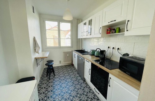 Faubourg-Raines Apartment | Pet-Friendly Escape at Le Nid des Ducs - Historic Dining Hub