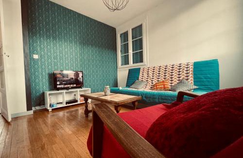 Faubourg-Raines Apartment | Pet-Friendly Escape at Le Nid des Ducs - Historic Dining Hub