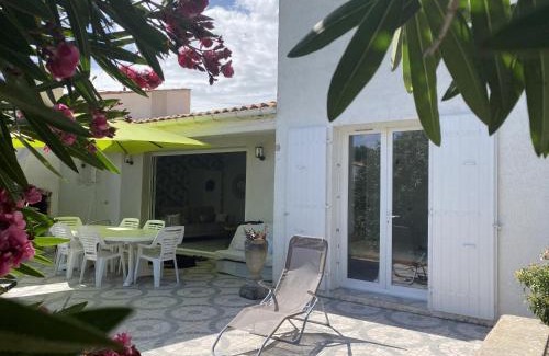 Le Chateau-d'Oleron House | Cozy Retreat at Le nid douillet du Chateau - Pet Friendly Stay