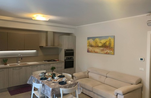 Peschiera del Garda House | Perfect Getaway at Le Noir Apartment with Oceanfront Views