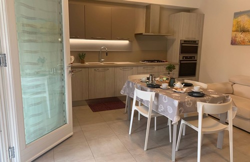 Peschiera del Garda House | Perfect Getaway at Le Noir Apartment with Oceanfront Views