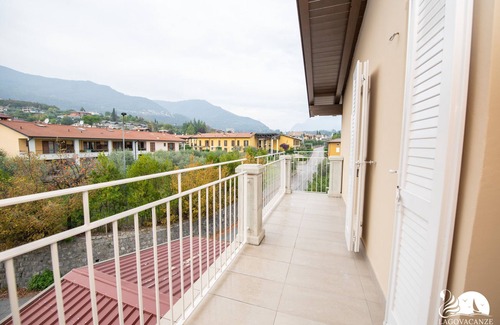 Salo Apartment | Explore Le Nuove Rondini: Appartamento Iris with Spa Amenities